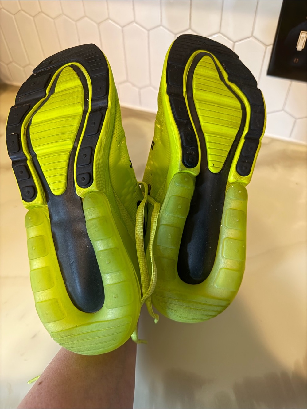 Nike Air Max 270 in Neon Yellow with Black Swoosh - Picture 9 of 9